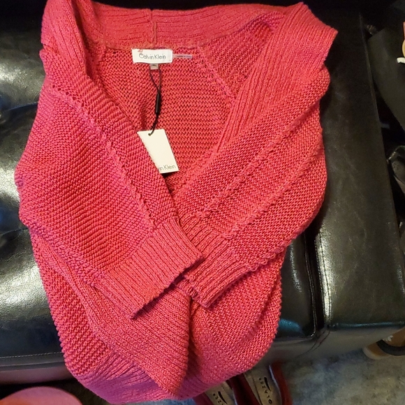 Short sweater like. (Not sure how to describe) - Picture 2 of 3